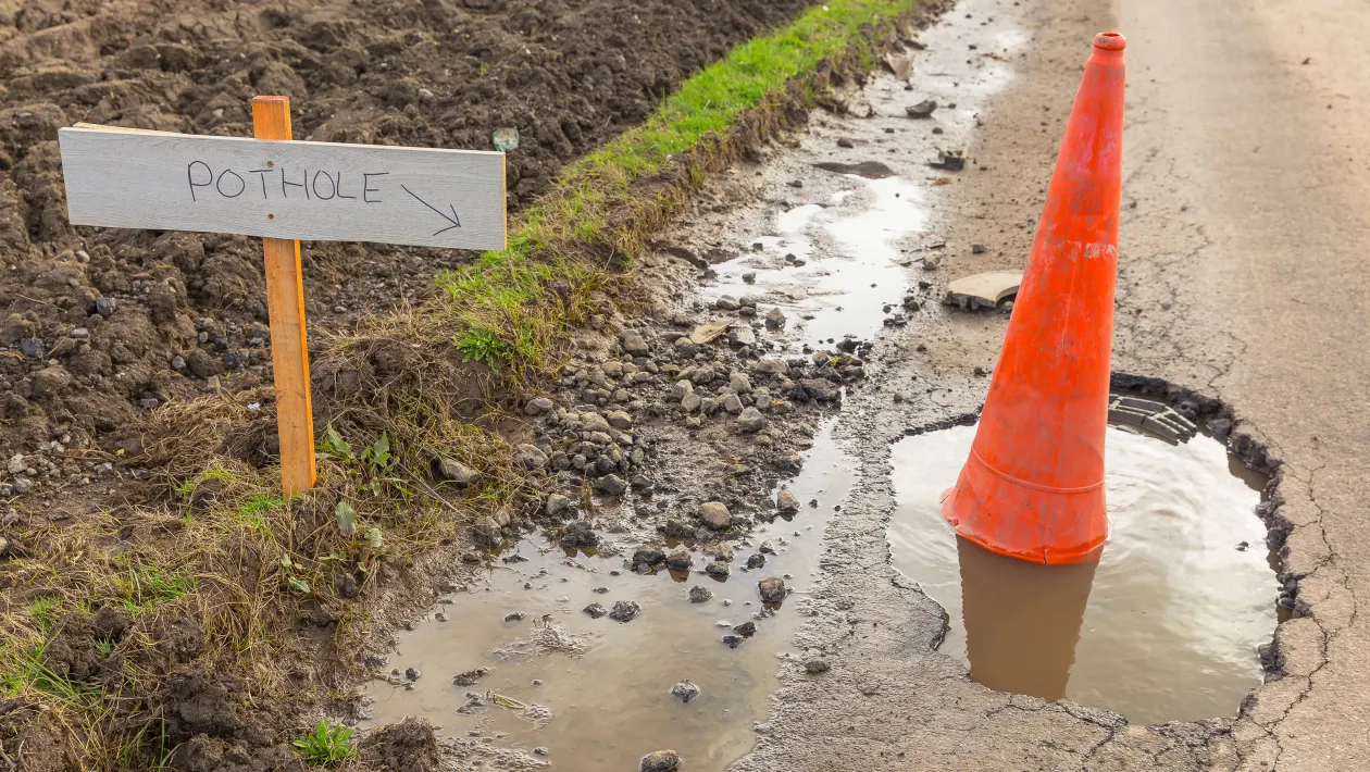 Pothole nightmare: UK roads are a “national disgrace” and will cost £18.6bn to fix Pothole nightmare: UK roads are a “national disgrace” and will cost £18.6bn to fix